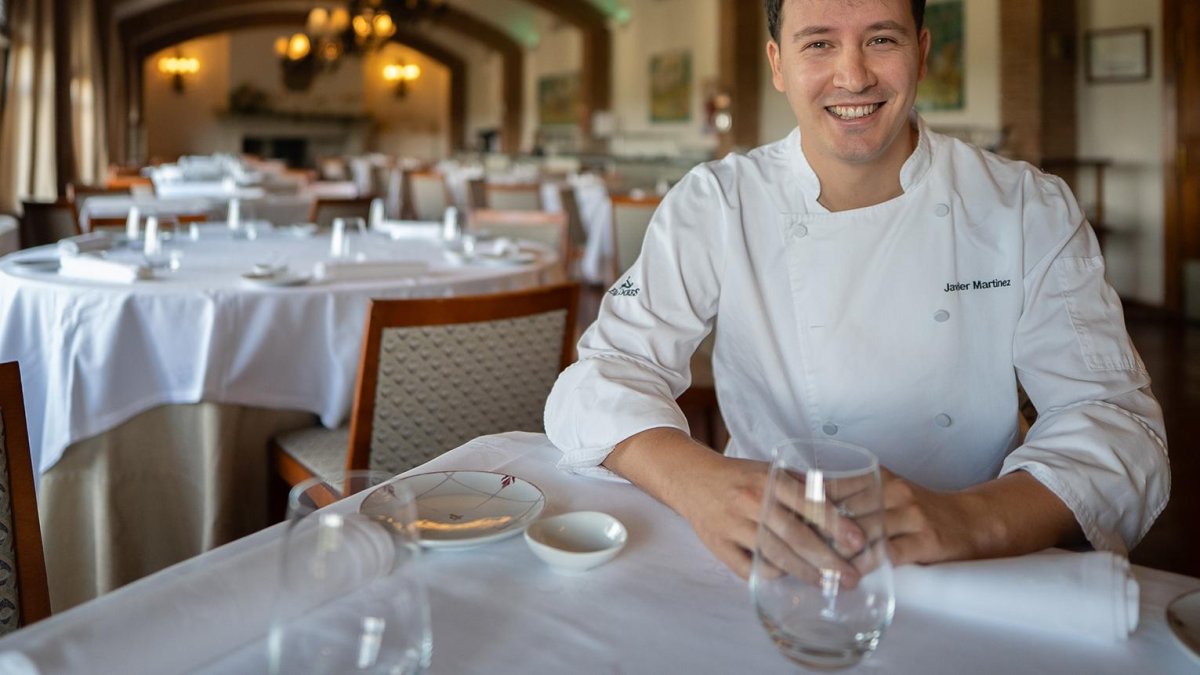 Javier Martinez, en el salón del restaurante del Parador de Benavente