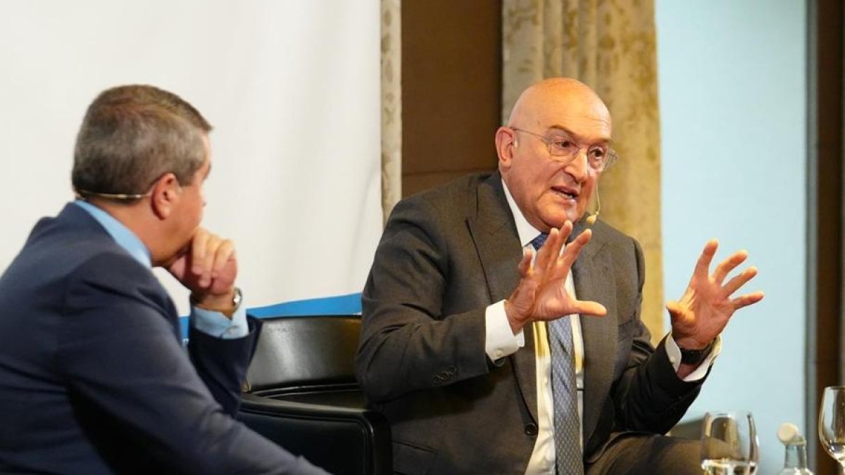 El alcalde de Valladolid, Jesús Julio Carnero, en la Conversaciones Políticas de El Mundo de Valladolid.