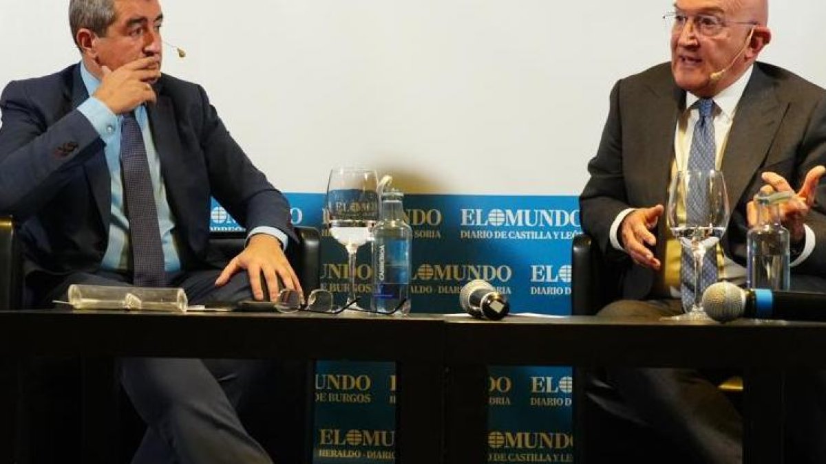 Pablo Lago y Jesús Julio Carnero, en el Club de Prensa 'Conversaciones Políticas'.