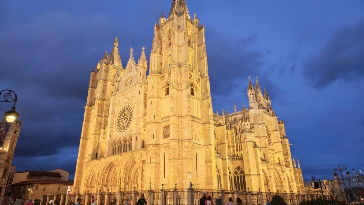 Vista nocturna de la Plaza de Regla y la Catedral de León.