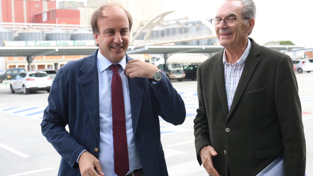 El consejero de Agricultura, Ganadería, Medio Rural y Política Ambiental, Joaquín Antonio Pino, visita las instalaciones de Cobadu.