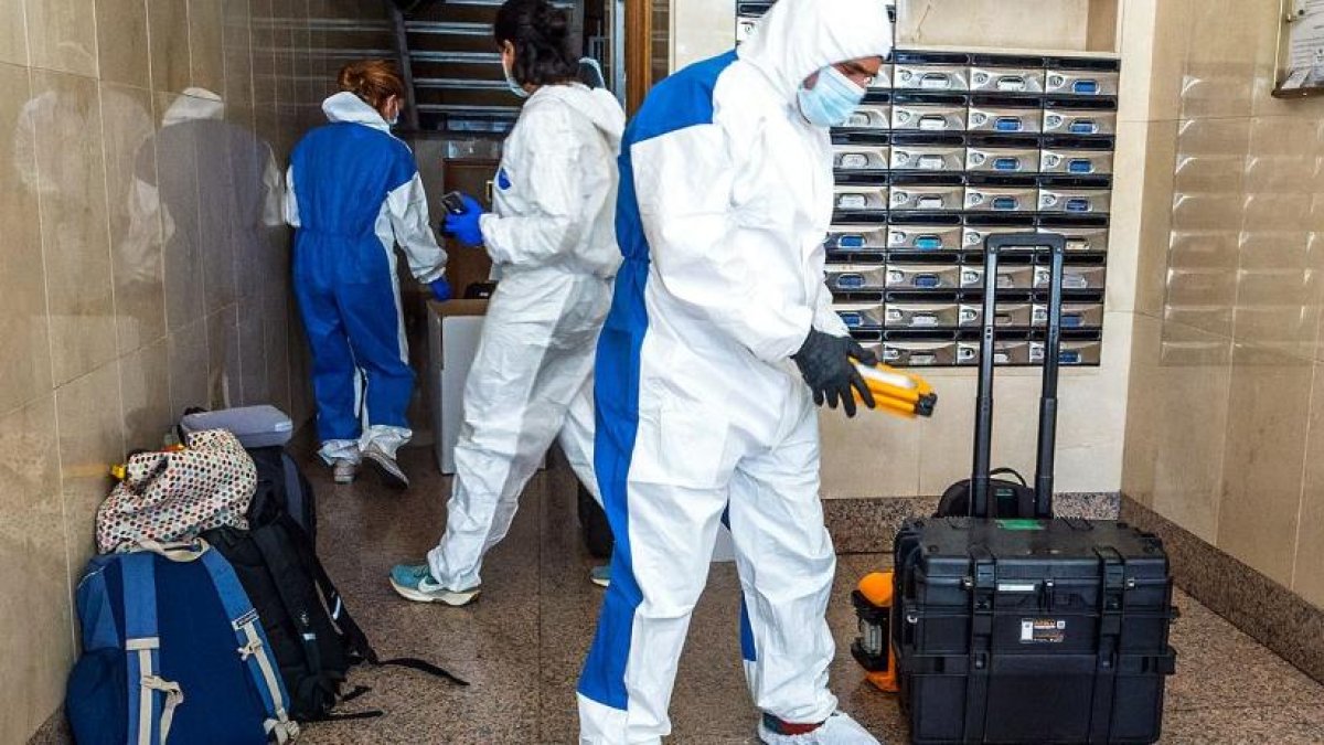 La policía durante la investigación del crimen en Burgos.