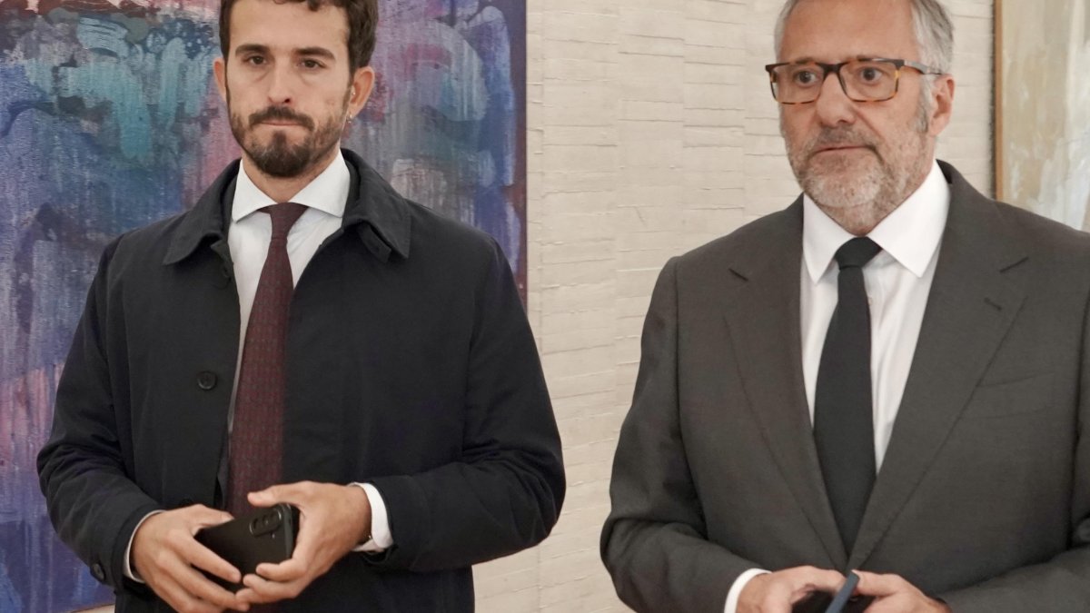 El diputado de Vox Carlos Hernández Quero junto a Carlos Pollán, vicepresidente de la Junta.
