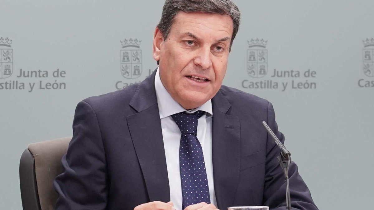 El consejero de Economía y Hacienda y portavoz, Carlos Fernández Carriedo, comparece en rueda de prensa posterior al Consejo de Gobierno.