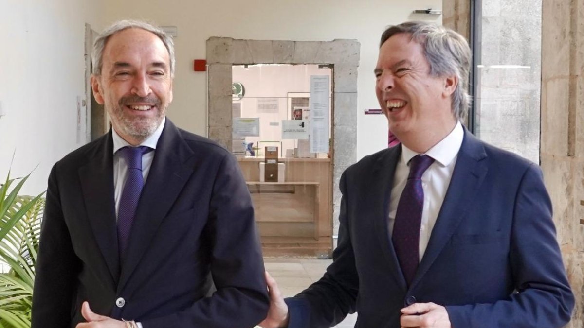 El consejero de Cultura, Turismo y Deporte, Alberto Díaz Pico, junto con Enrique Sánchez-GuijoICAL