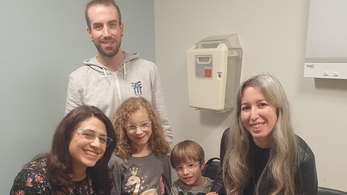 La familia al completo junto a la doctora Patricia Musolino (a la izquierda).