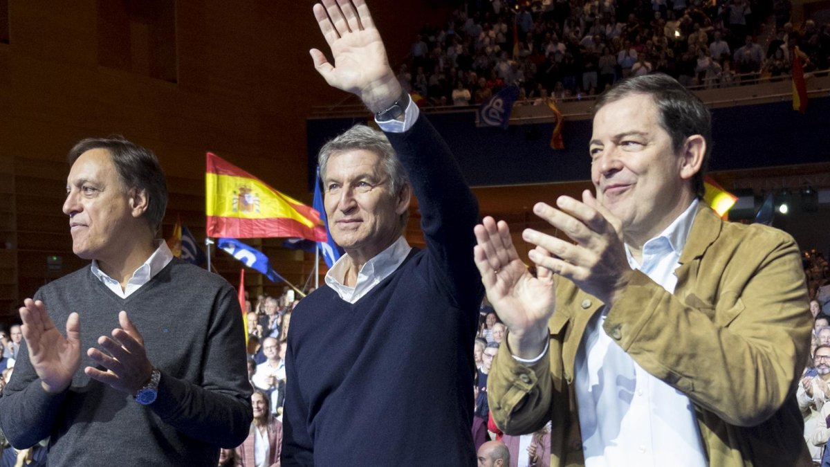 Carbayo, Feijóo y Mañueco en el mitin del PP en Salamanca.