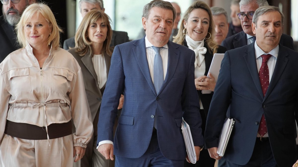 El consejero de la Presidencia, Luis Miguel González Gago, a su llegada a la comparecencia en las Cortes.
