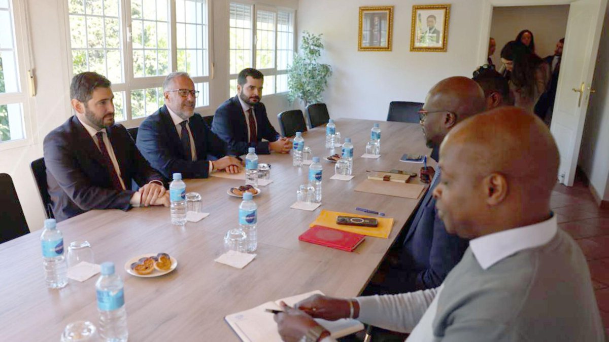 El vicepresidente primero y consejero de Desregulación, Familia y Ayudas Sociales, Carlos Pollán, mantiene una reunión institucional con el embajador de Senegal, Ibrahim Al Khalil Seck.