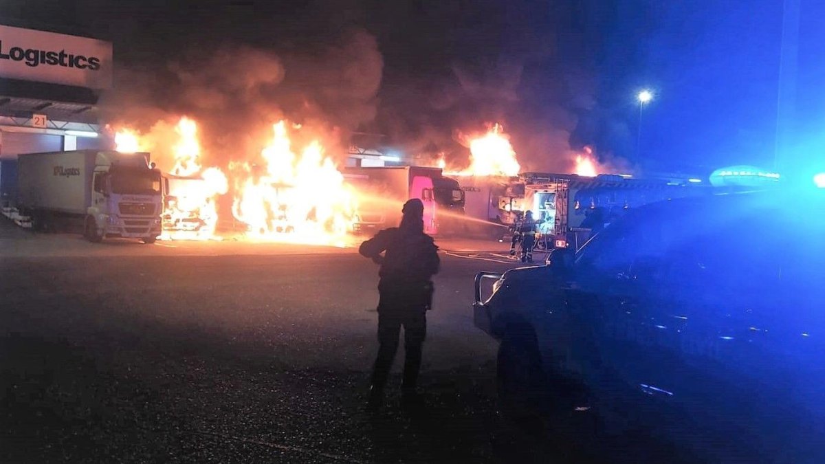 Camiones quemados en el Centro de Transportes de Benavente