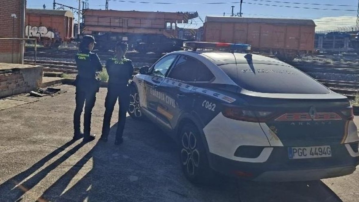 Agentes de la Guardia Civil en el lugar donde se produjo el robo.