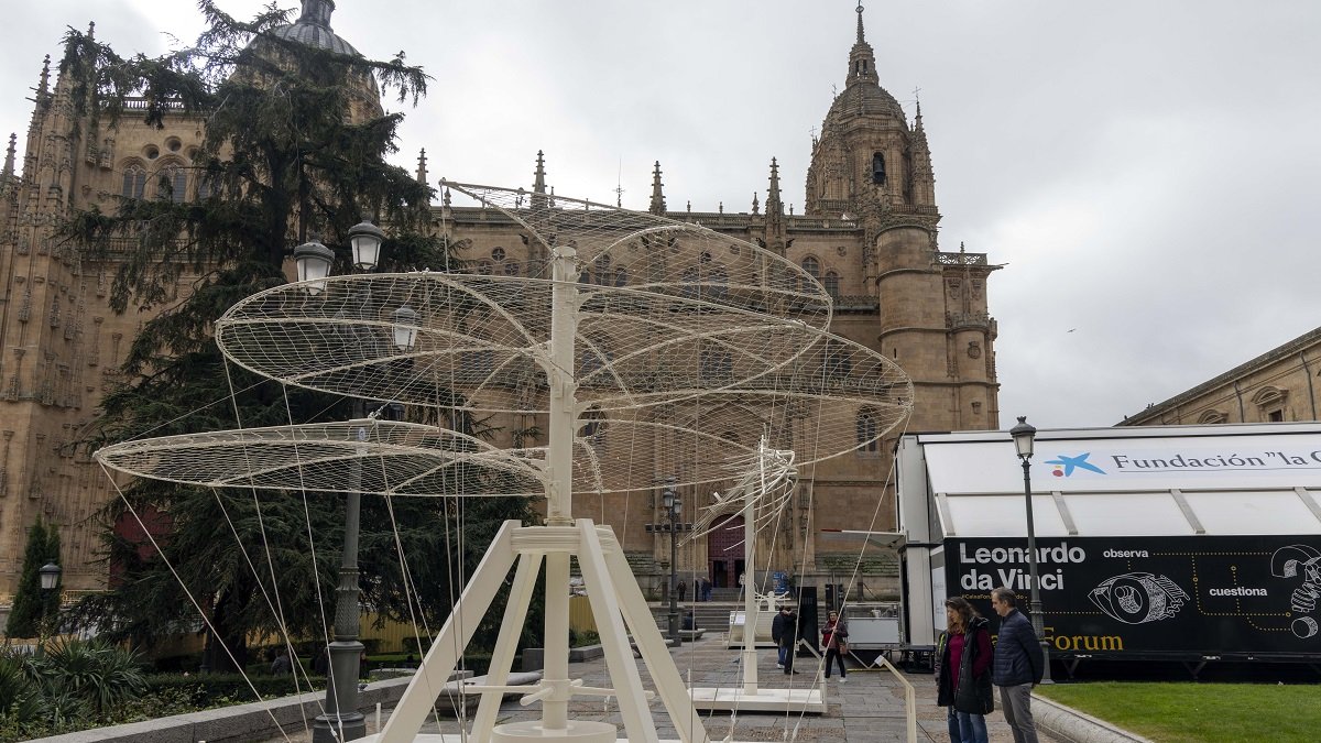 La Fundación 'La Caixa' y el Ayuntamiento de Salamanca presentan una muestra dedicada a Leonardo da Vinci con la intervención del alcalde, Carlos García Carbayo, el director Centro Banca Privada de CaixaBank en Salamanca, León y Zamora, Santos Santibáñez, y la delegada territorial de la Fundación 'La Caixa' en Castilla y León, Araceli Gutiérrez. -ICAL