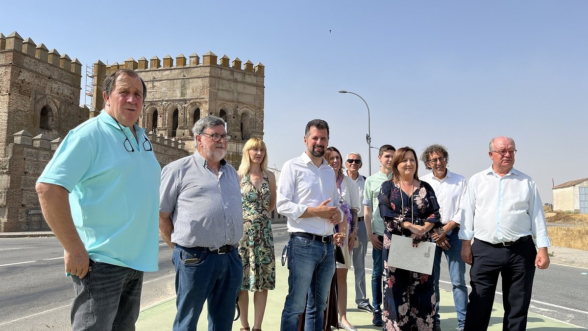 El secretario general del PSOE de Castilla y León, Luis Tudanca, visita la muralla de Madrigal de las Altas Torres (Ávila). Lo hace junto a la alcaldesa, Ana Isabel Zurzo, y el secretario general del PSOE de Ávila, Jesús Caro.- ICAL