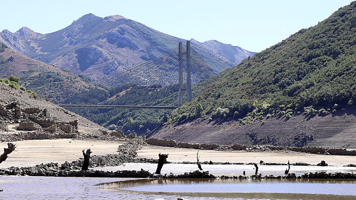 El embalse de Barrios de Luna, al 16,5% de su capacidad, deja ver restos arquitectónicos habitualmente sumergidos. ICAL