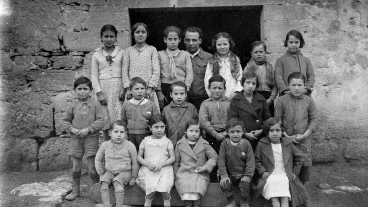 El maestro Antoni Benaiges y sus alumnos en la escuela de Bañuelos de Bureba, en Burgos. -ASOCIACIÓN ESCUELA BENAIGES