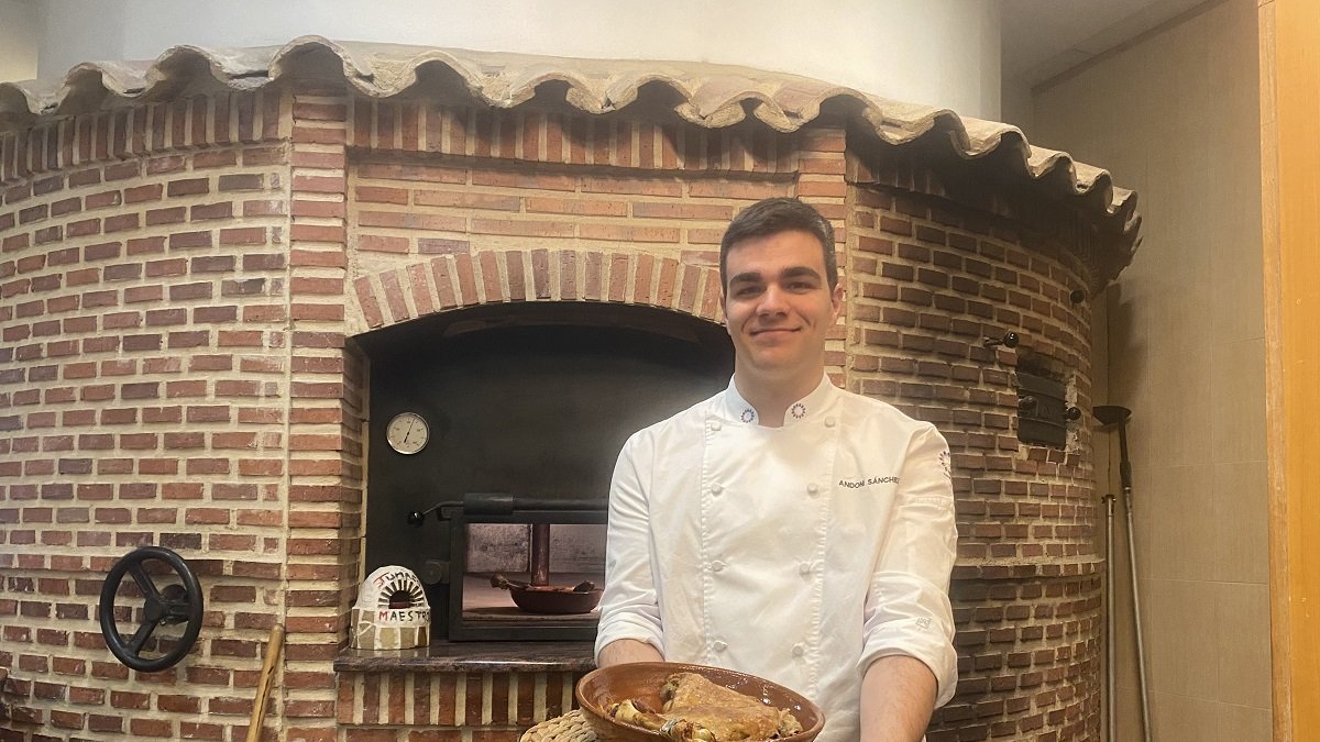 Andoni, frente al horno de leña que se encuentra en el interior del Villa de Frómista, con uno de sus cuartos de lechazo.- E.M.