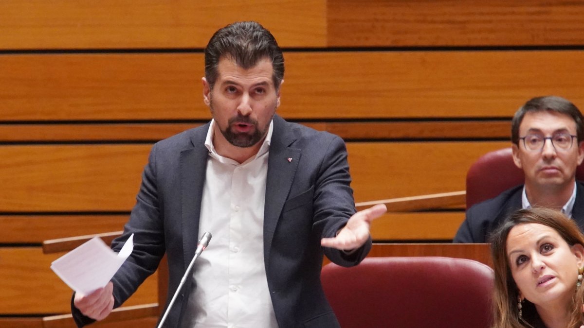 El portavoz del Grupo Parlamentario Socialista, Luis Tudanca, durante el pleno.- ICAL