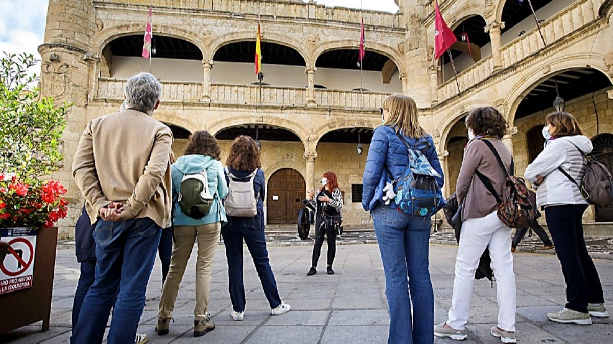 Un grupo de turistas visita uno de los monumentos emblemáticos de la localidad salmantina de Ciudad Rodrigo. -ICAL
