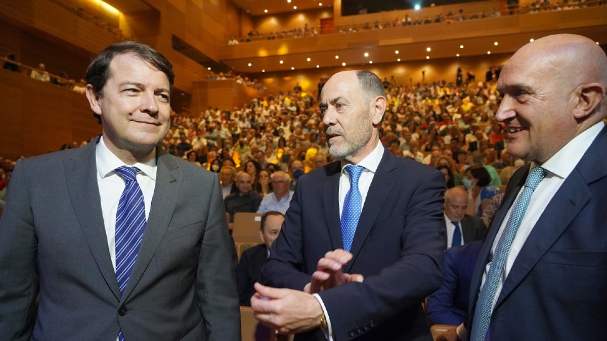 Fernández Mañueco, presidente de la Junta junto al presidente de ACOR, Jesús Posadas y al consejero de Presidencia, Jesús Julio Carnero en la celebración del 60 aniversario de la cooperativa. -ICAL