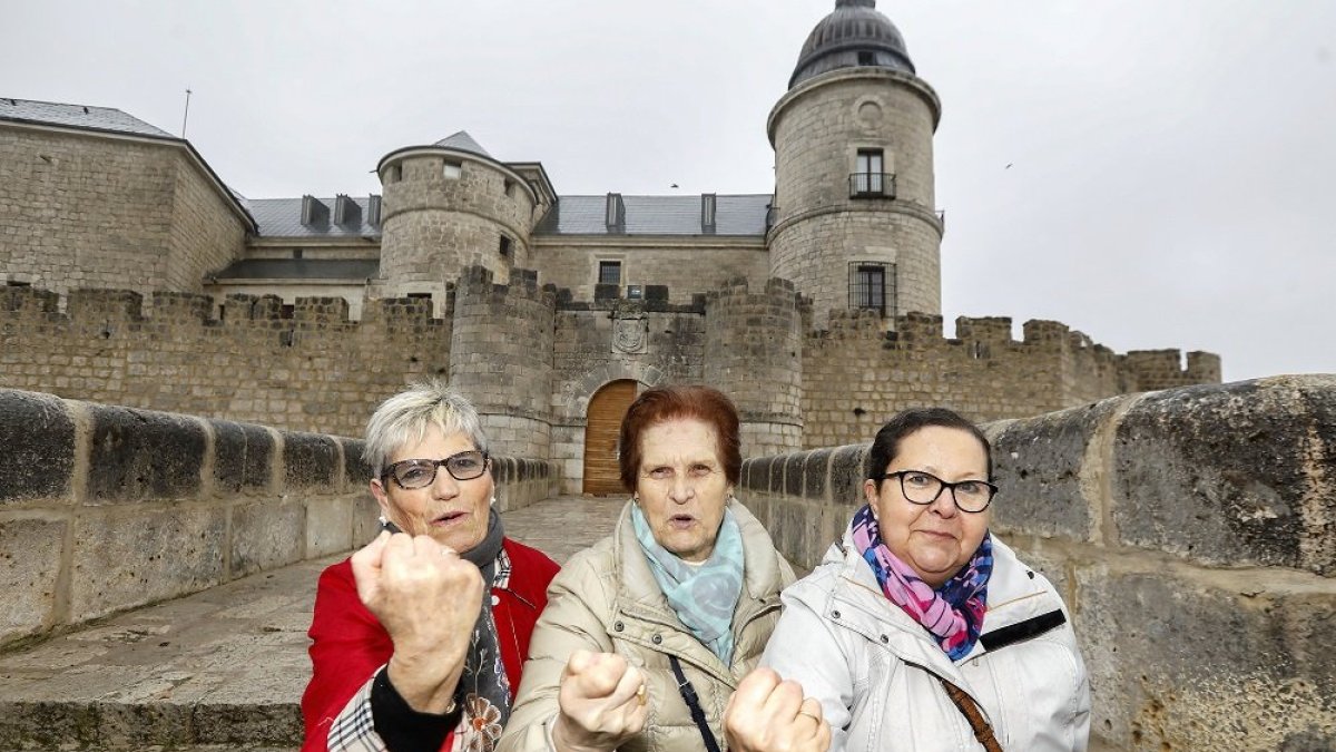 La Cofradía de la Águedas de Simancas se prepara para celebrar el miércoles el día de su santa. Orgullosas de su pueblo y de ser mujer, así lucen de poderosas tres de las componentes: Aurelia Parras (izquierda), Apolonia Pérez (centro) y la presidanta María Jesús Viana ‘Chusa’ (derecha). - J.M. LOSTAU