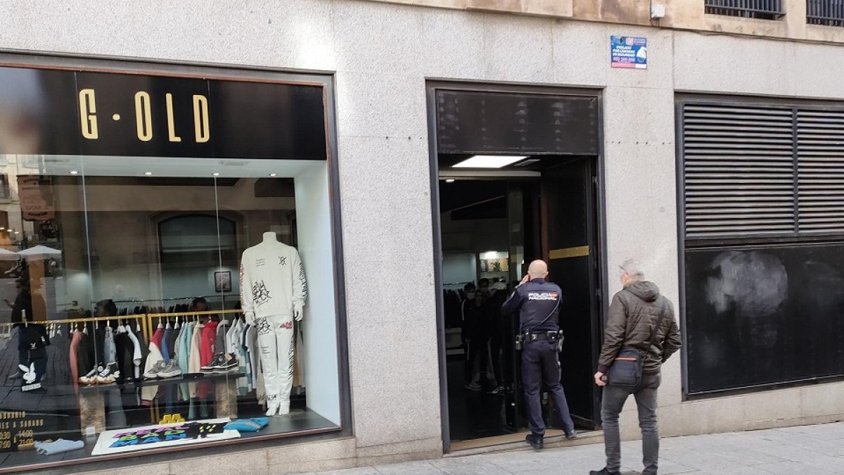 Agentes de la Policía Nacional a las puertas de la tienda donde grababan los estudiantes. - EUROPA PRESS