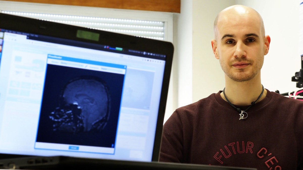 El investigador Daniel Treceño en las instalaciones de la UVA. | MIGUEL ÁNGEL SANTOS / PHOTOGENIC