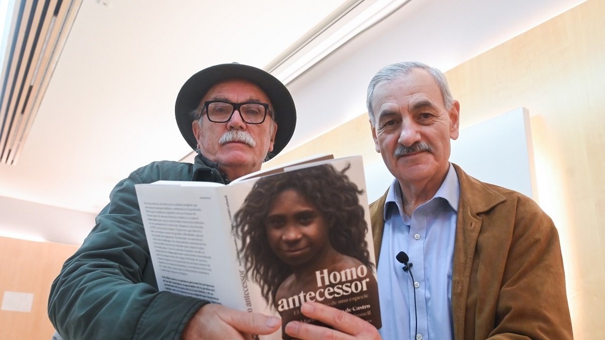 José María Bermúdez y Eudald Carbonell presentan el libro 'Homo Antecessor. El nacimiento de una especie'.- ICAL