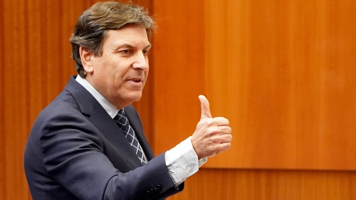 El consejero portavoz de la Junta, Carlos Fernández Carriedo, interviene durante el pleno de las Cortes.- ICAL