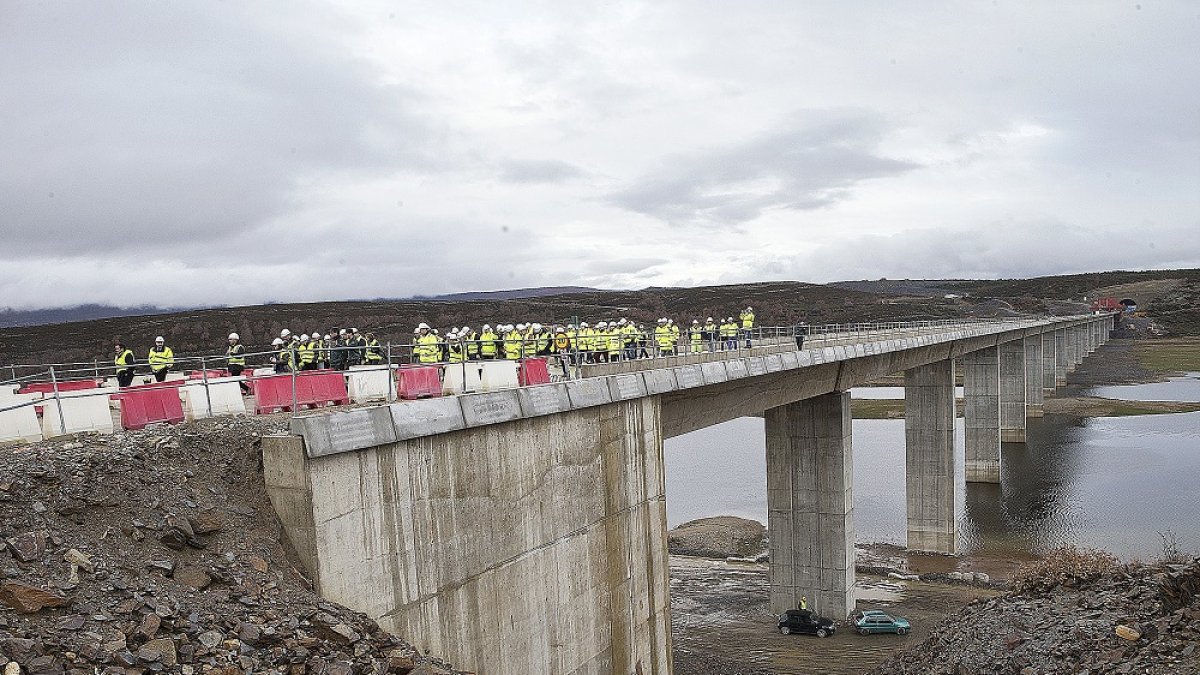 Obras del AVE a la altura de Puebla de Sanabria. ICAL