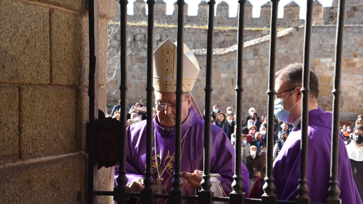 El obispo de Ávila, José María Gil Tamayo, abre la Puerta Santa de la iglesia del Convento de Santa Teresa, templo jubilar en este año, y casa natal de Santa Teresa de Jesús. -ICAL