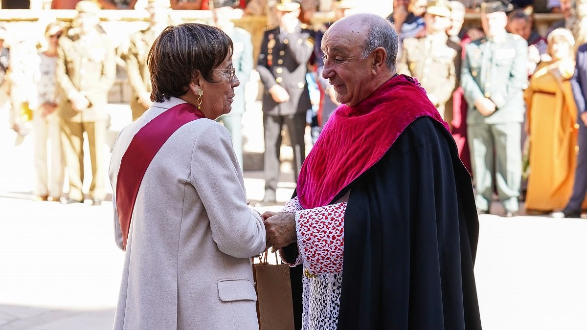 Celebración del Foro u Oferta con Las Cantaderas. En la imagen, los representantes del Ayuntamiento y del Cabildo Catedralicio, Elena Aguado y Mario González.- ICAL