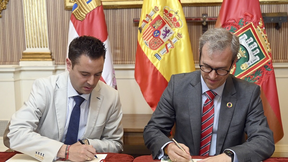 El alcalde Burgos, Daniel de la Rosa, y el consejero de Industria, Comercio y Empleo de la Junta de Castilla y León, Mariano Veganzones, firman el acta de entrega y recepción de la parcela EQ-CO-RVE-1ª cedida al Servicio Público de Empleo de Castilla y León. -ICAL