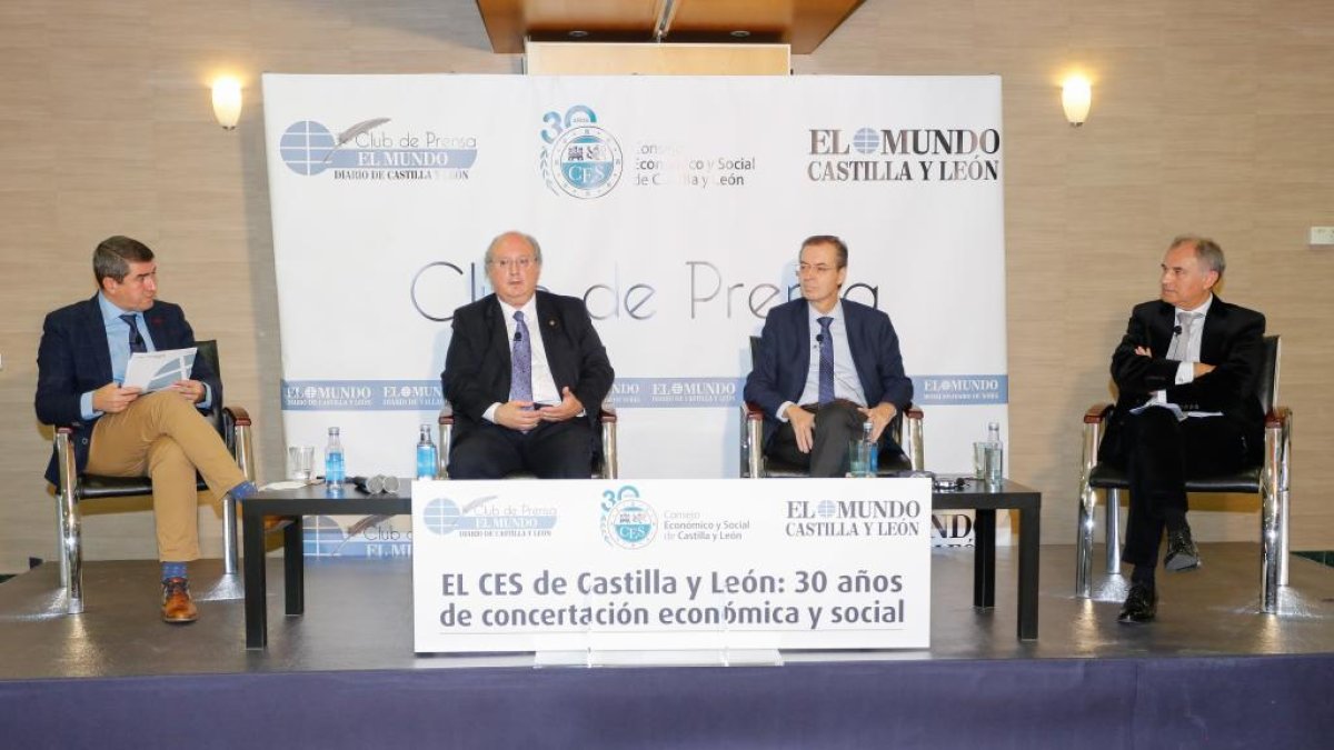 El director de El Mundo CyL, Pablo Lago, el presidente del CES, Enrique Cabero, y los ex presidentes Germán Barrios y Pablo Antonio Muñoz