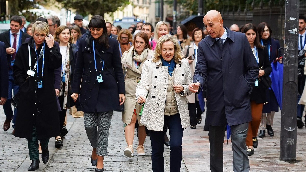La vicepresidenta primera y ministra de Asuntos Económicos y Transformación Digital, Nadia Calviño, junto al alcalde de León, José Antonio Diez.- ICAL