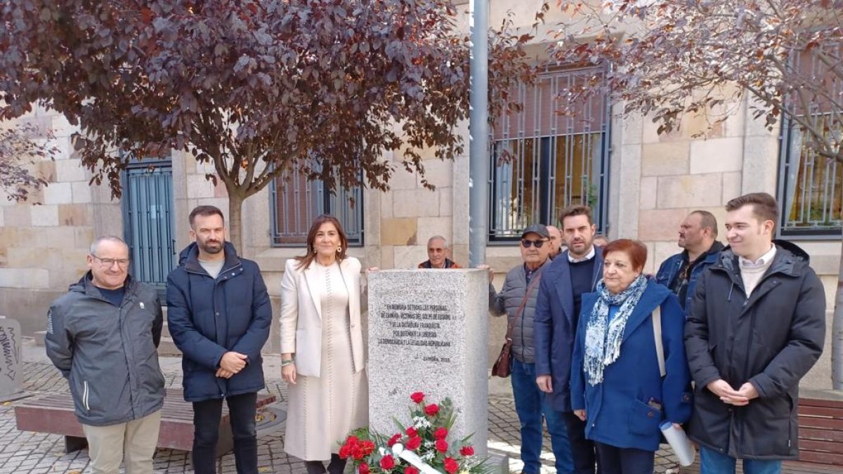 La secretaria de Organización del PSOECyL, Ana Sánchez, y el secretario general del PSOE de Zamora, Antidio Fagúndez, entre otros, participan en el Homenaje a los Represaliados por el Franquismo organizado por el PSOE de Zamora. ICAL