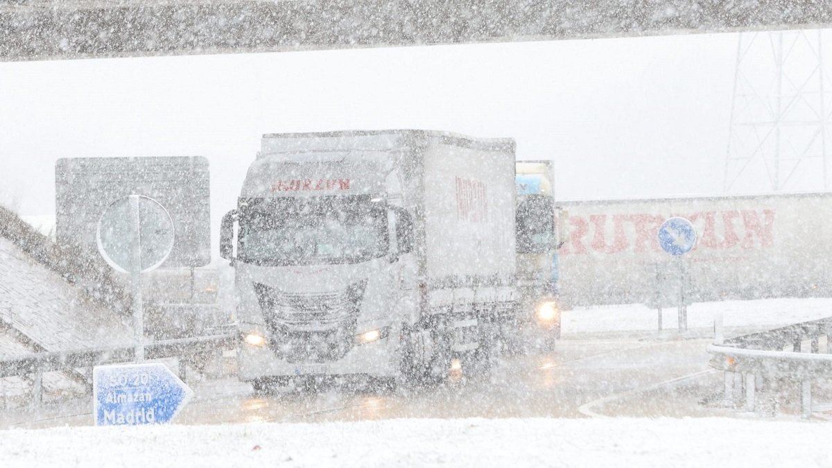 Nieve en una carretera de Castilla y León durante este 19 de enero. -E. M.