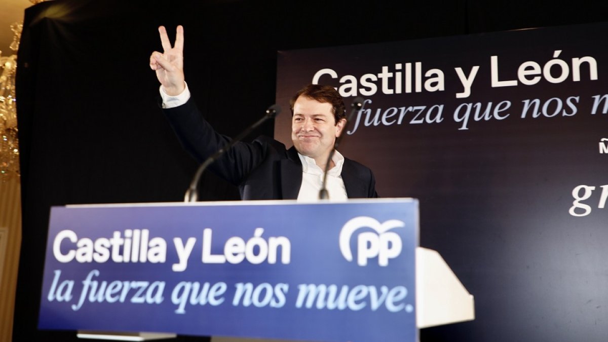 Alfonso Fernández Mañueco celebra su victoria en las elecciones de Castilla y León.- ICAL