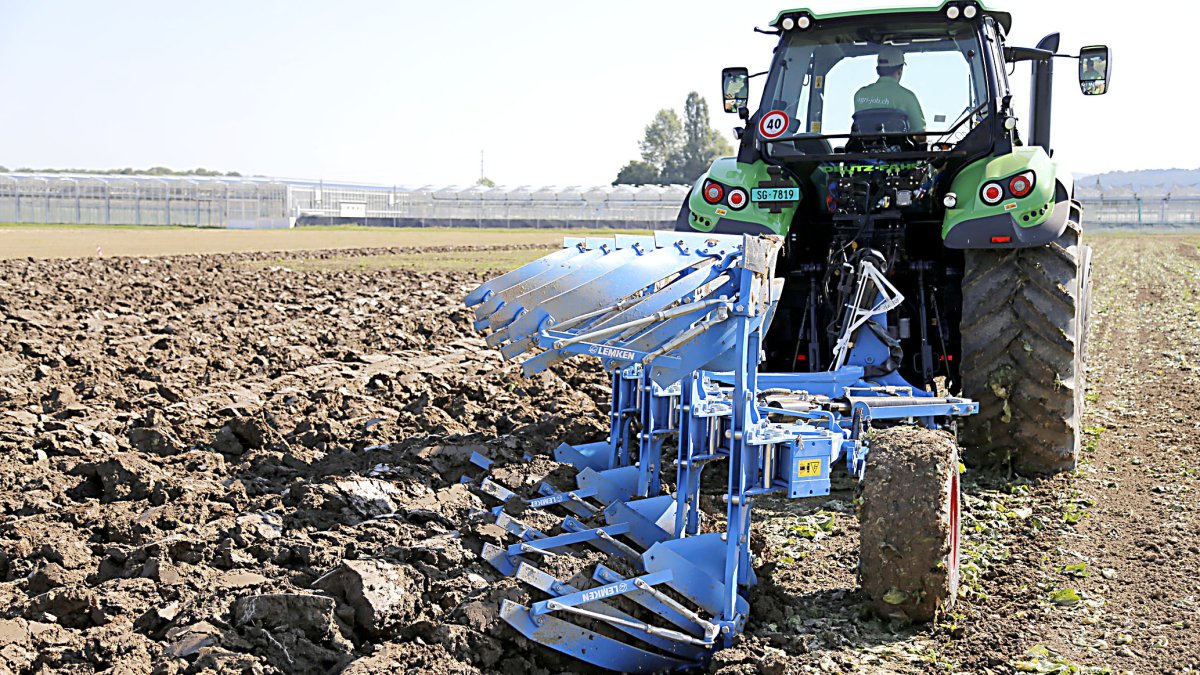 Volteo vertical con un tractor y su maquinaria de arrastre. PQS / CCO