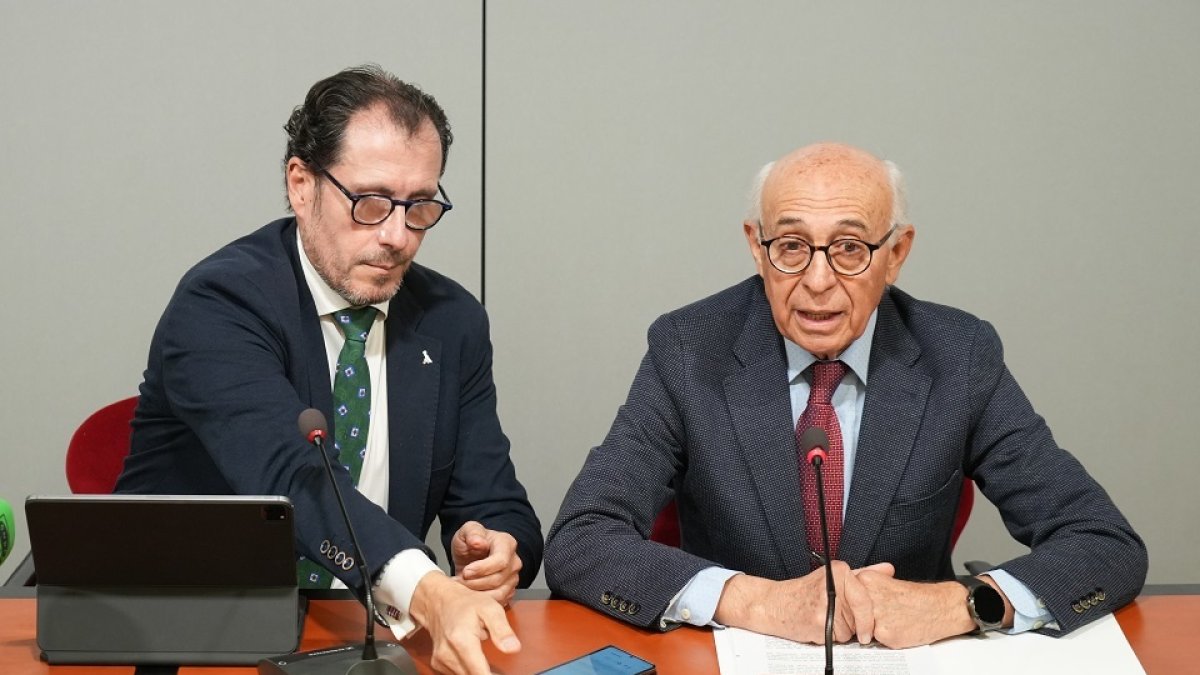 Ismael Pérez, delegado Territorial de la ONCE en Castilla y León, y Juan Pérez, presidente de Cermi en la Comunidad. J.M. LOSTAU