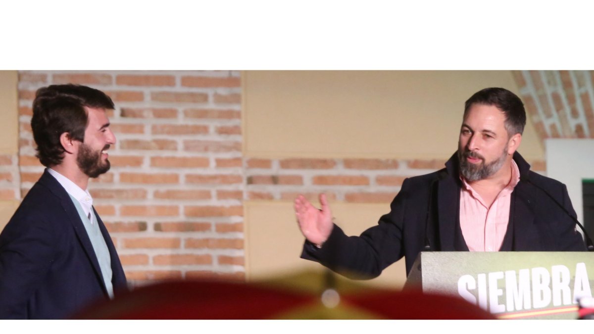 Juan García-Gallardo y Santiago Abascal, la noche electoral del 13 de febrero de 2022 en Valladolid.-ICAL