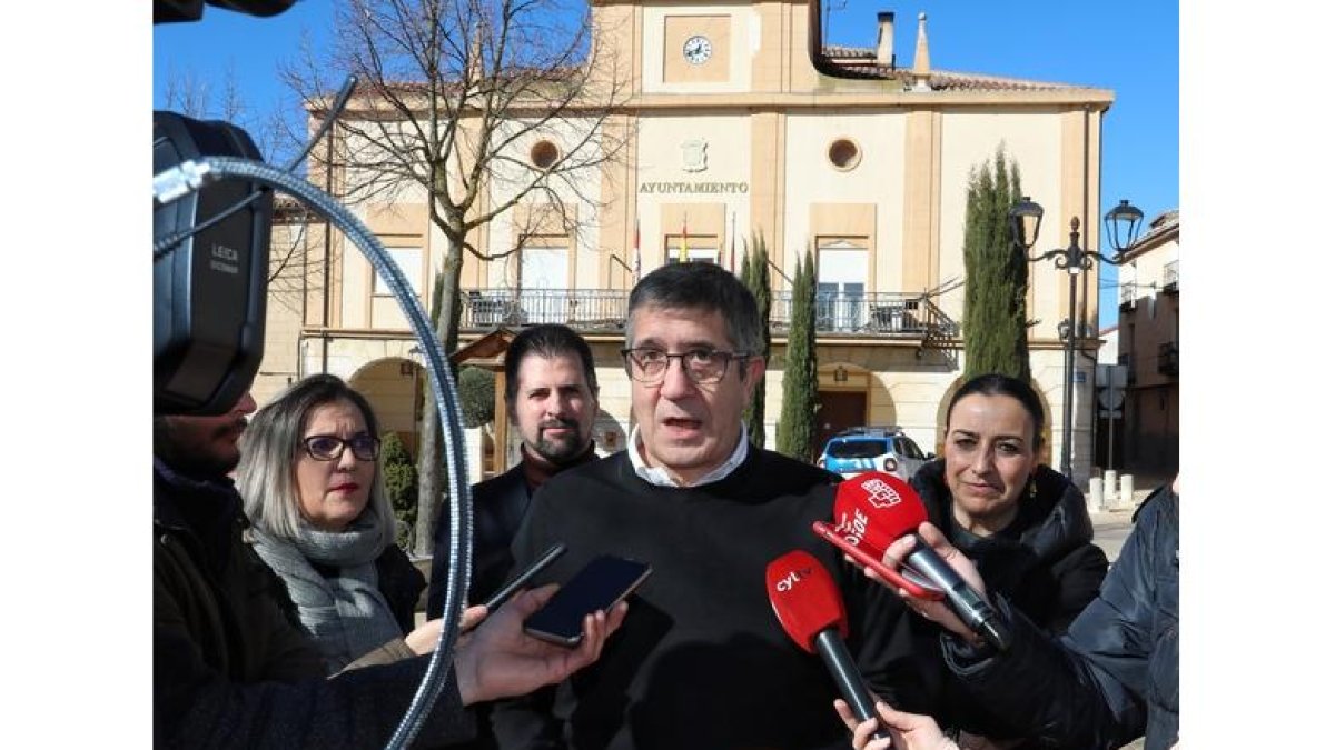 Patxi López junto a Luis Tudanca y Miriam Andrés en Palencia.-ICAL