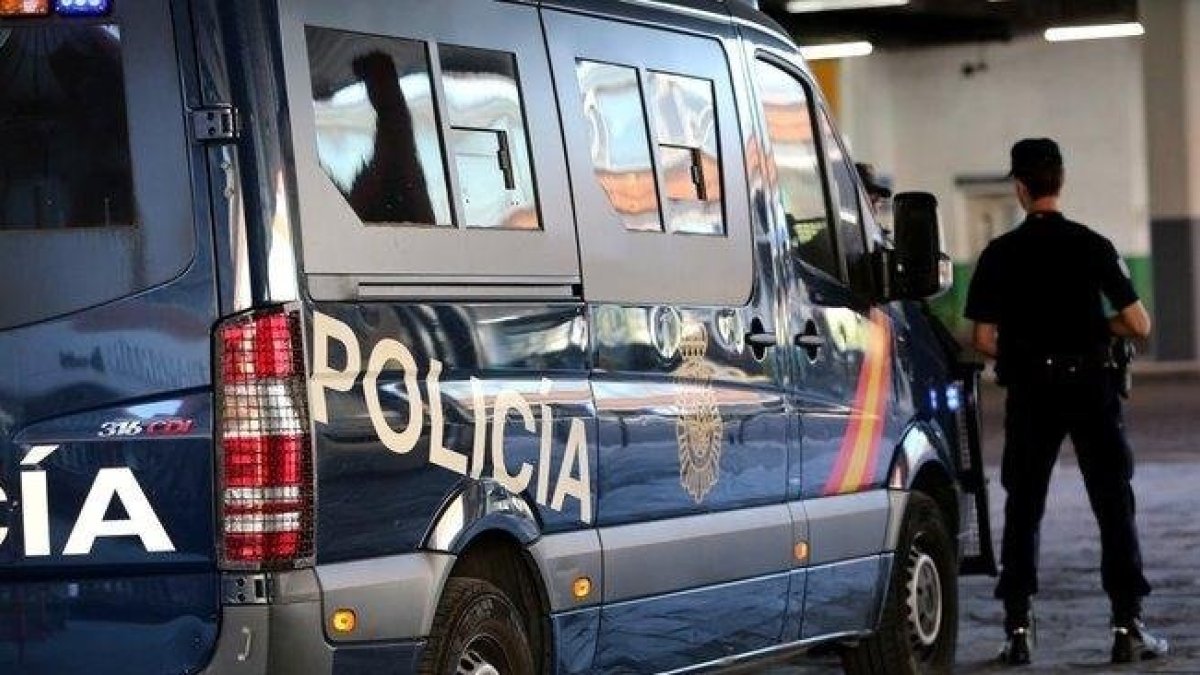 Agentes de Policía Nacional en Burgos. E. M.