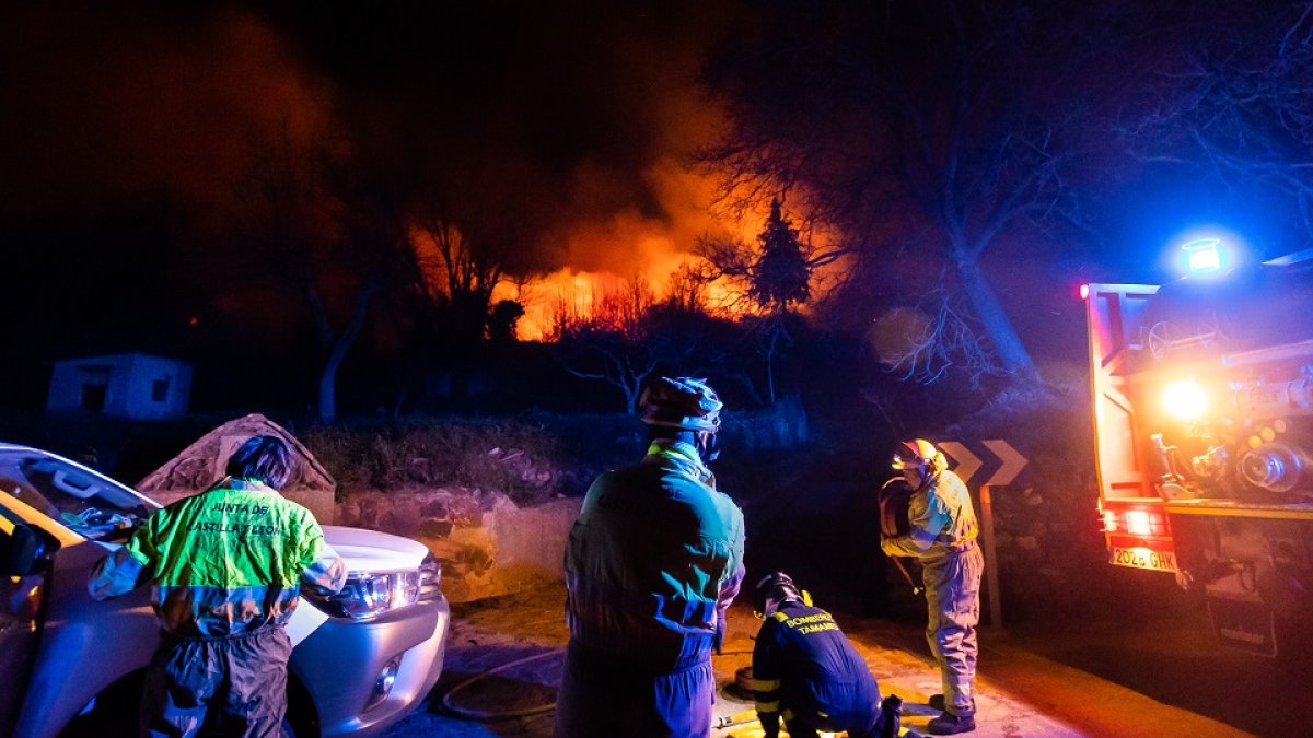 Imagen de archivo de un incendio forestal en las inmediaciones de la localidad de Monsagro, Salamanca.- ICAL