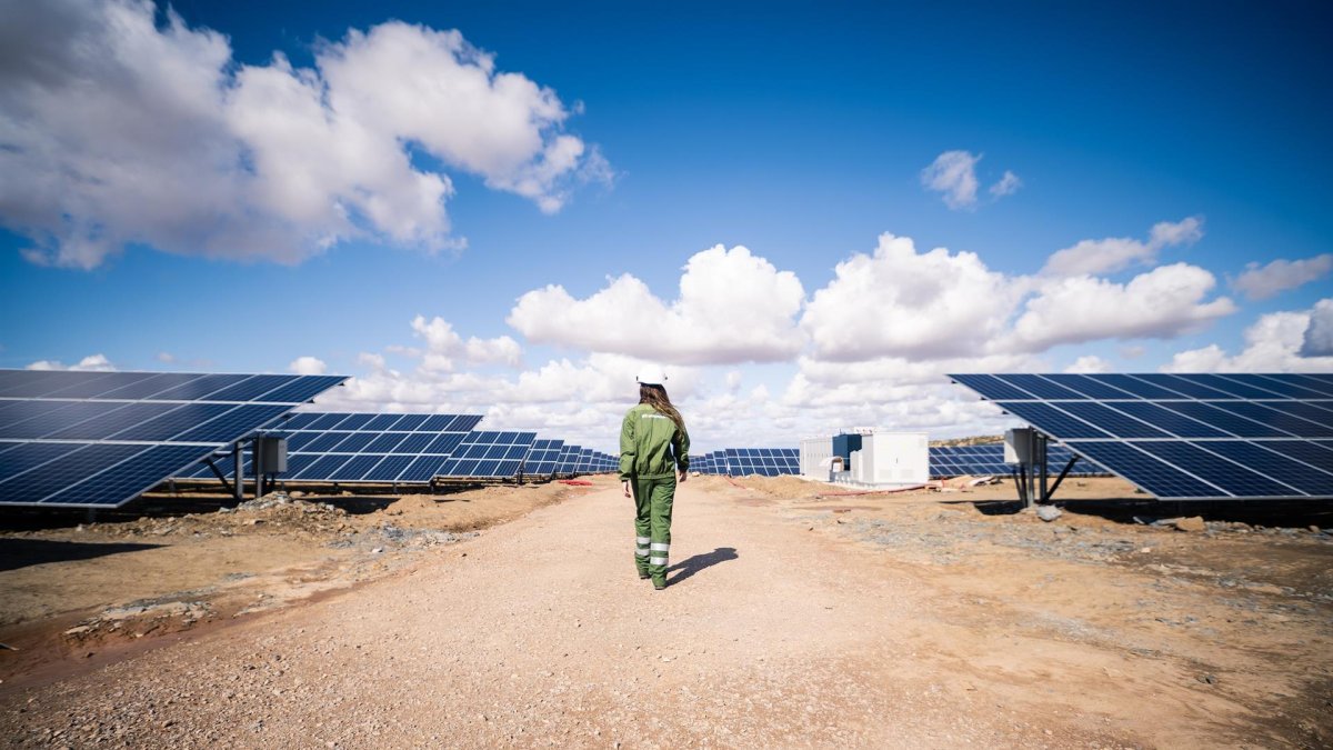 Imagen de archivo de una planta solar.-E.M.