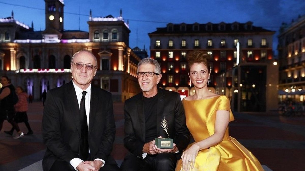 Antonio Hernández posa con su Espiga de Honor en la plaza Mayor ‘escoltado’ por Roberto Álvarez y Ruth Gabriel. - J.M. LOSTAU