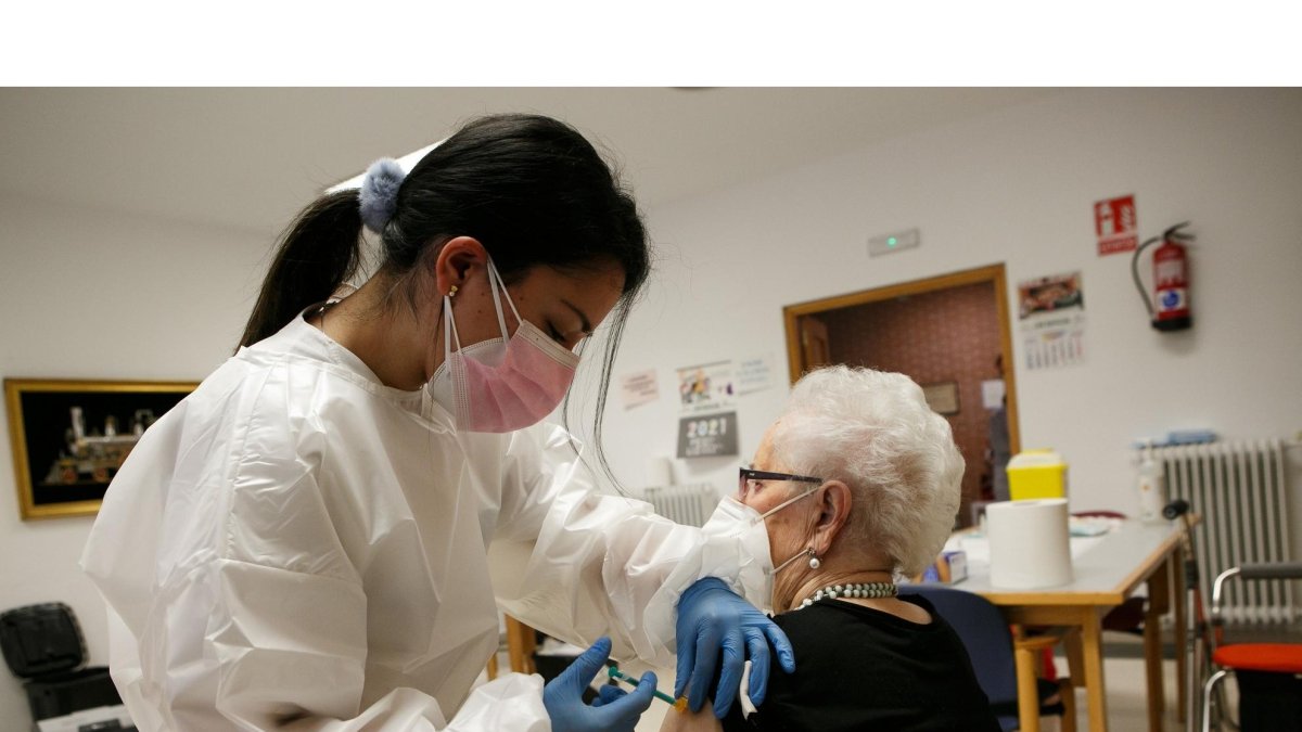 Vacunación contra el coronavirus en una residencia de ancianos de Soria. | ICAL