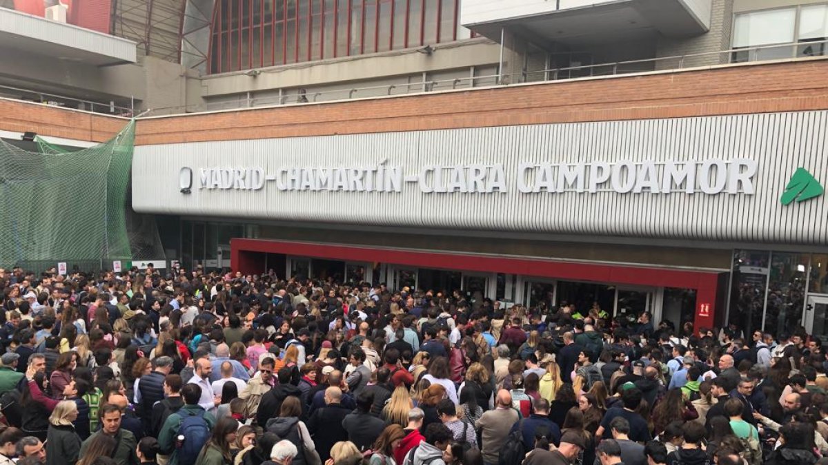 Exterior de la estación de Madrid Chamartín, este viernes por la tarde.- E. M.