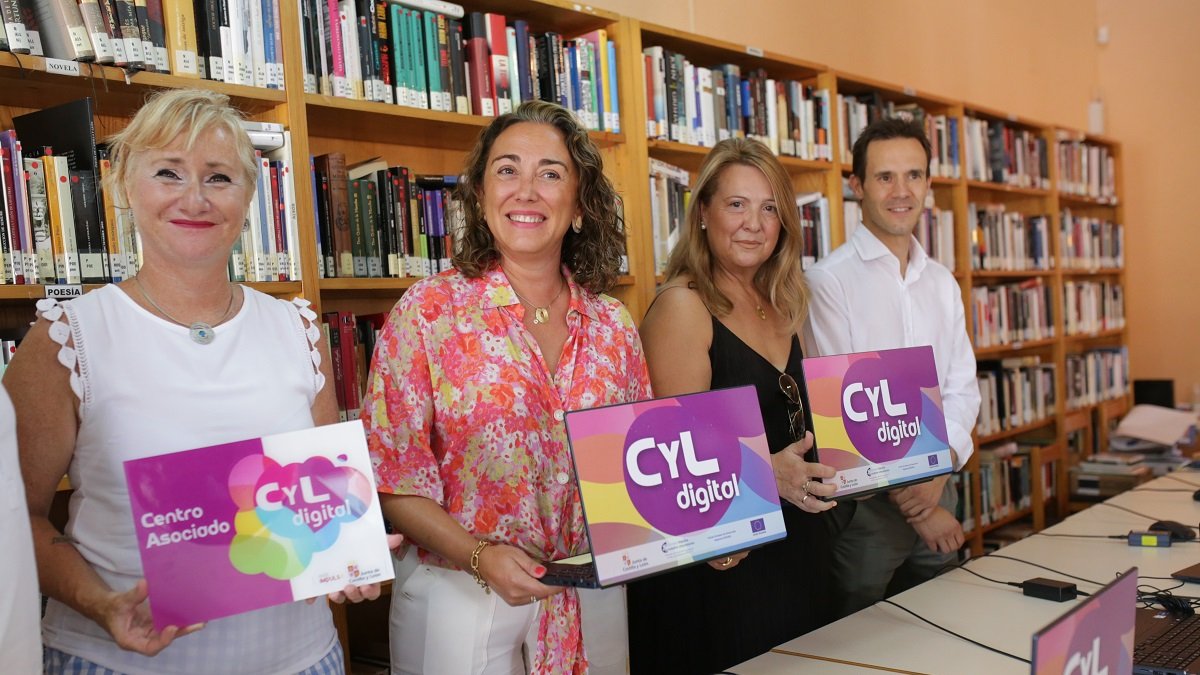 La consejera de Movilidad y Transformación Digital, María González, en uno de los centros rurales asociados al programa. ICAL