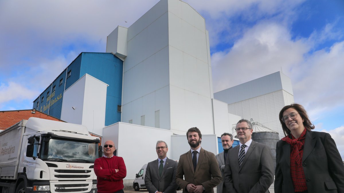 El vicepresidente de la Junta, Juan García-Gallardo, tras visitar la fábrica harinera La Palentina junto al consejero de Agricultura, Ganadería y Desarrollo Rural,
Gerardo Dueñas, y el consejero de Industria, Comercio y Empleo,
Mariano Veganzones, entre otros - ICAL