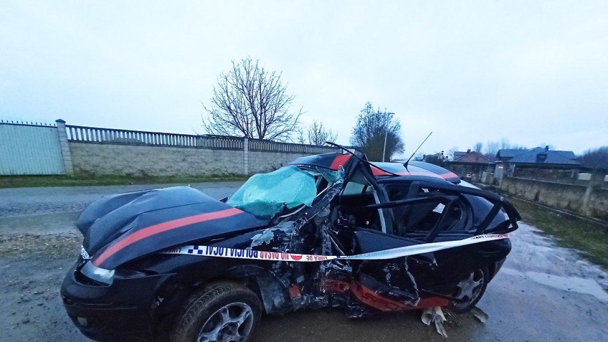 Estado del vehículo implicado en un accidente con dos heridos graves en el Camino de Santiago a su paso por el barrio ponferradino de Fuentesnuevas en León. -ICAL